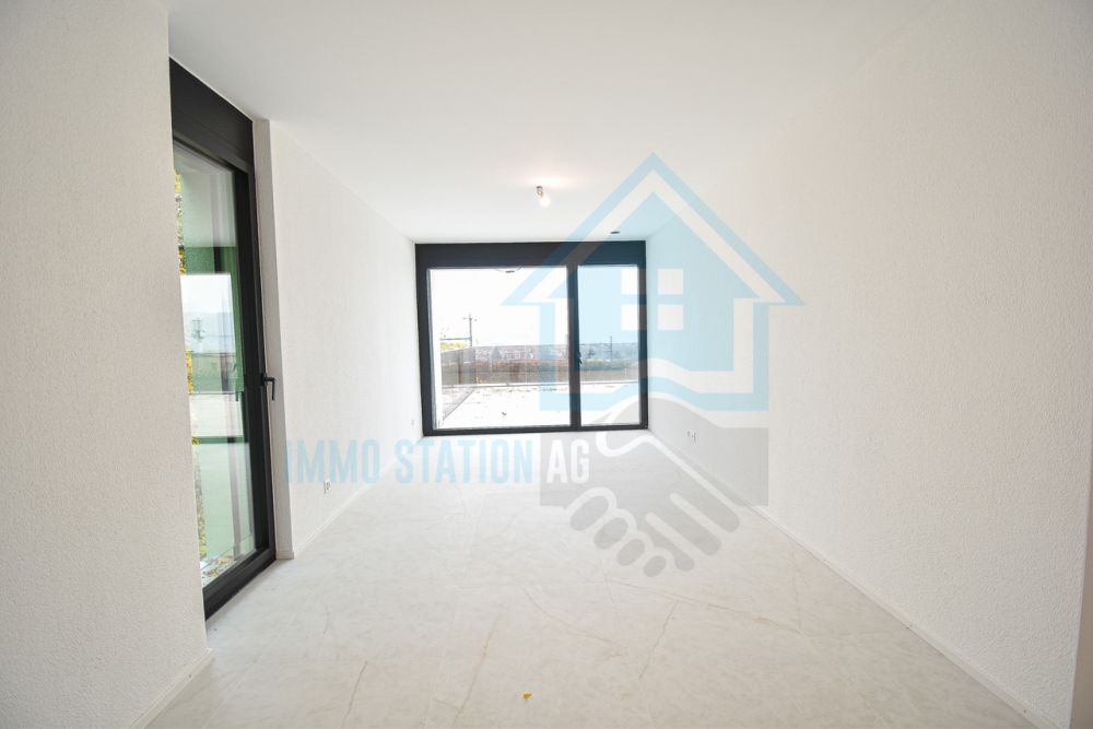 Exklusive Neubau-Terrassenwohnung mit Weitblick & höchstem Wohnkomfort - Grosszügiges Elternzimmer mit direktem Zugang zum Ensuite-Bad und angrenzender Ankleide