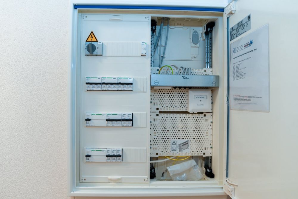 Neubau-Gartenwohnung mit moderner Haustechnik und offenem Grundriss - Elektrotableau