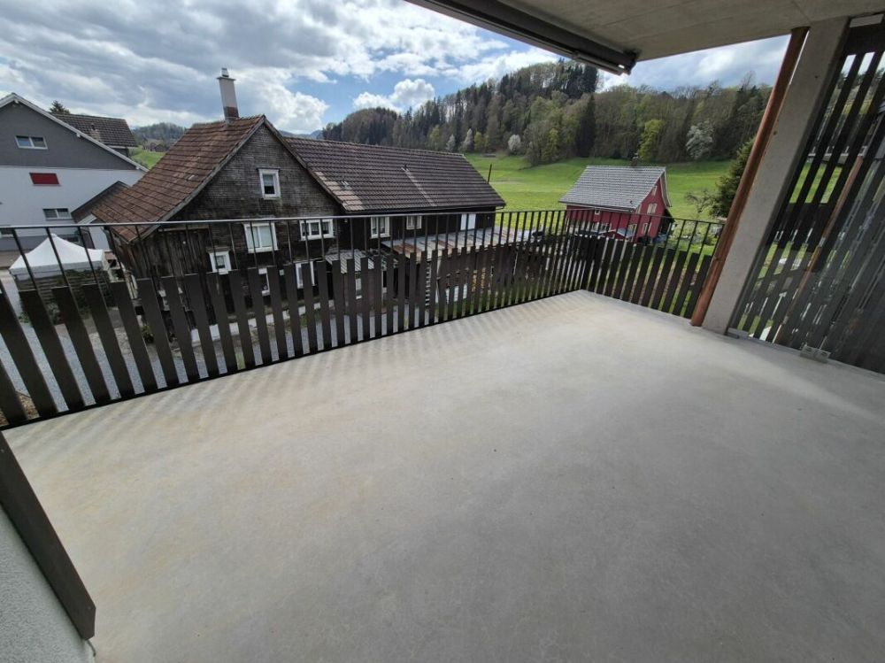 Neue 4.5 Zimmer im 2. Obergeschoss mit grossem Balkon - Balkon