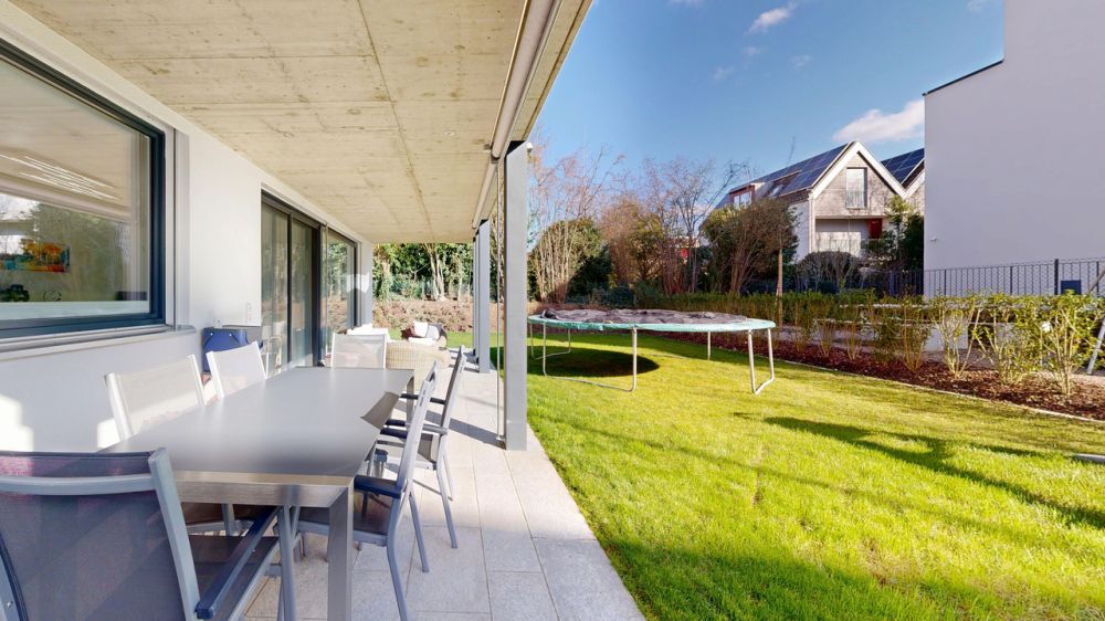 Moderne 4.5-Zimmer-Gartenwohnung mit Einstellhallenplatz - Sitzplatz / Garten