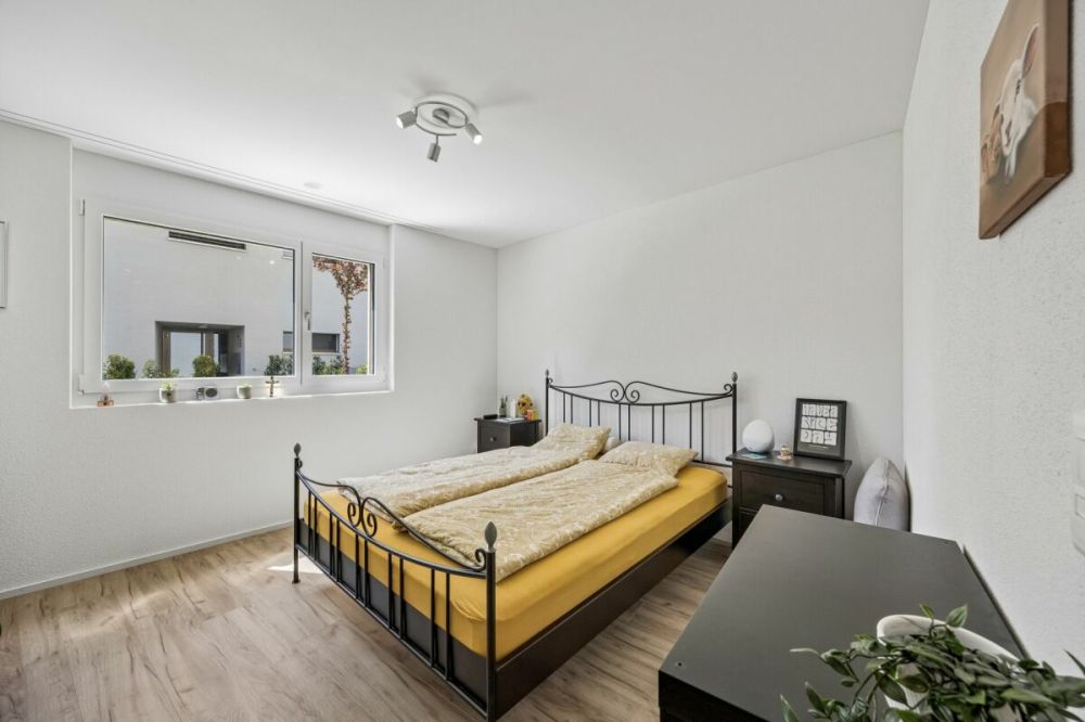 Neuwertige 2.5-Zimmer-Gartenwohnung mit viel Tageslicht - Lichtdurchflutetes Zimmer