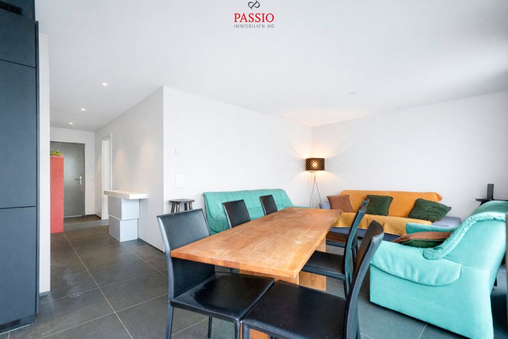 Neuwertige 2.5-Zimmer-Attikawohnung in gehobenem Ausbaustandard - Entwicklungsmöglichkeit