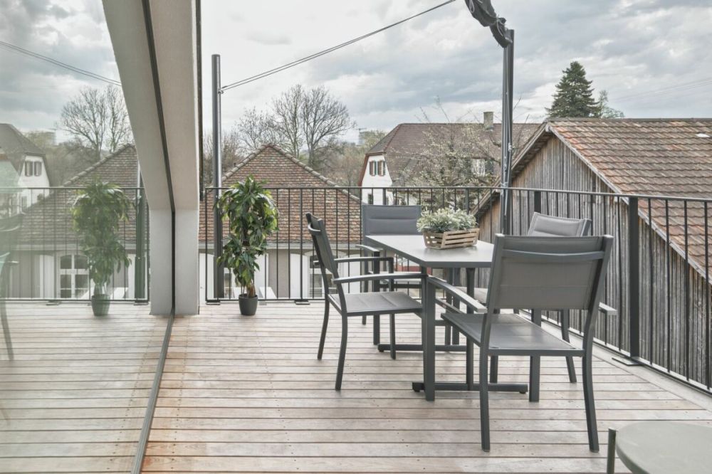 Grosszügige 3½-Zimmer-Dachwohnung mit Galerie und Balkon - Terrasse mit Sonnensegel und schönem Ausblick
