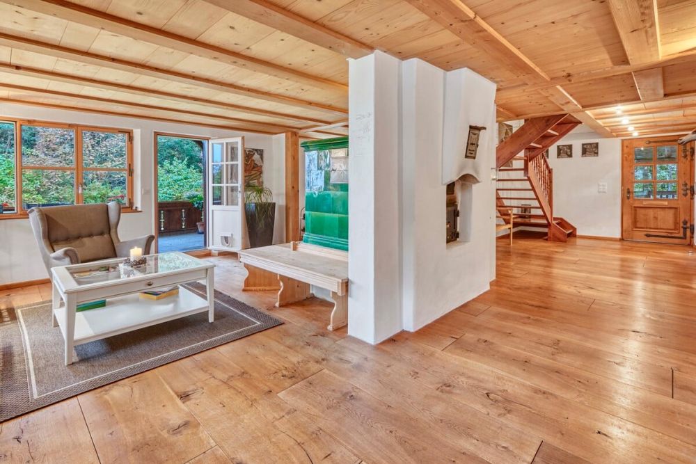 Ein Ort wie kein anderer - Landhausrarität oberhalb von Weggis - Einladender Wohnbereich mit Kachelofen