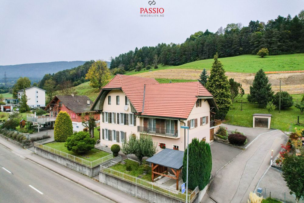 Vielseitiges 11,5-Zimmer Haus mit Nebengebäude und Ausbaupotenzial - Bild 1