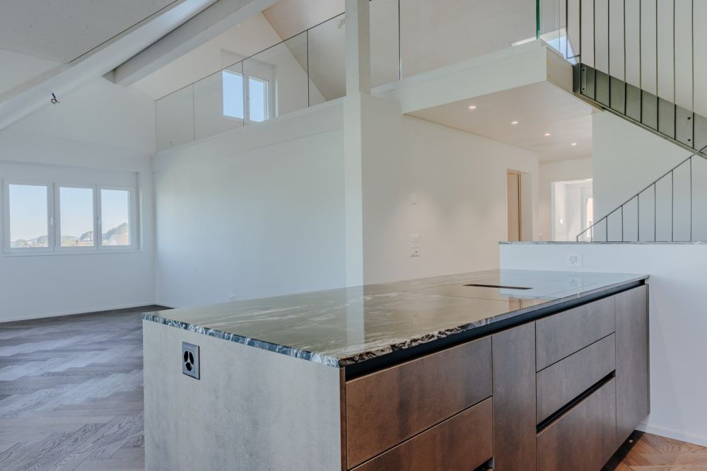 Exklusive 4.5 Zimmer-Dachwohnung mit Galerie und grosszügiger Terrasse - Wohn- und Essbereich