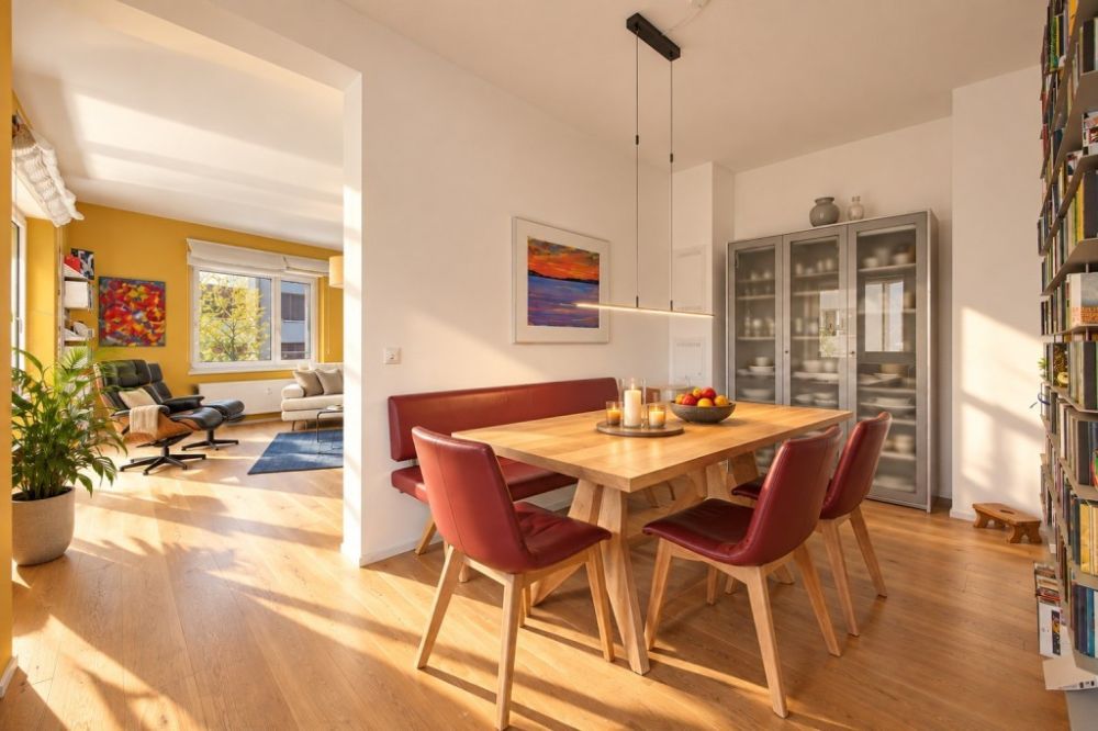 Hohe Decken, viel Sonnenlicht und zwei Bäder - Esszimmer mit Wohnzimmerblick