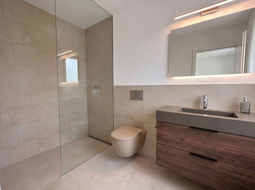 Exklusives 5.5-Zimmer-Neubau-Doppeleinfamilienhaus mit zwei Einstellplätzen - Image 3