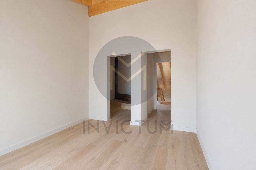 Appartement neuf - 4.5 avec loggia - www.loreedumoleson.ch - Chambre parentale avec douche attenante / an empty room in a house with white walls and wooden floors