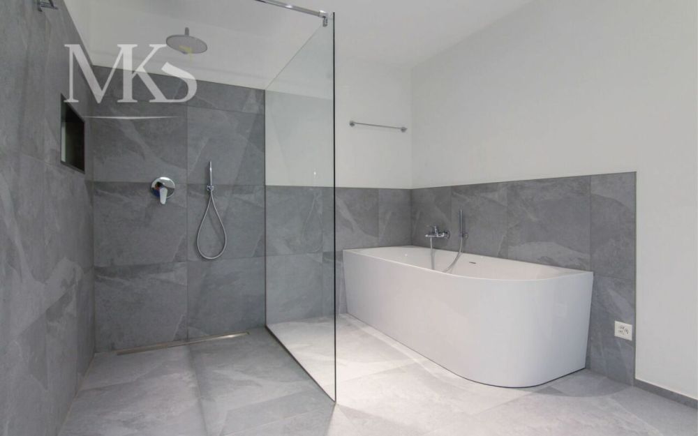 Grossflächige Neubauwohnung an ruhiger und sonniger Lage - Wellness-Bereich