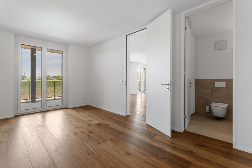 Erstbezug im Ziegelei-Quartier: Hochwertige 4.5-Zimmer-Neubauwohnung - Perfekt geschnitten: Master-Suite mit eigenem Bad und Zugang zum Balkon.