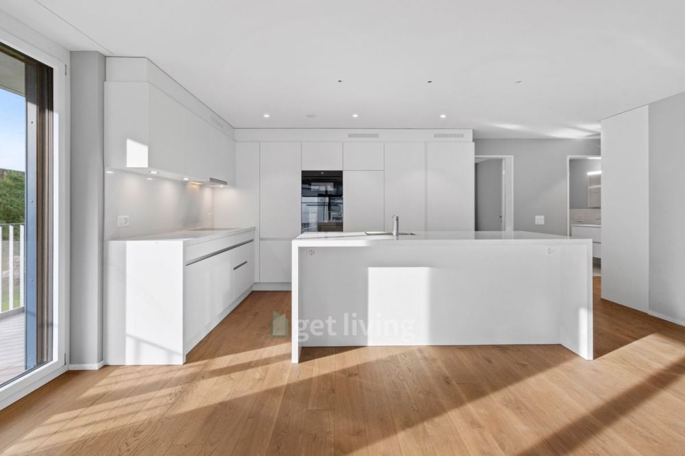 NEUBAU IN ZENTRALER LAGE BEZUGSBEREIT - Offene Küche und Wohnbereich