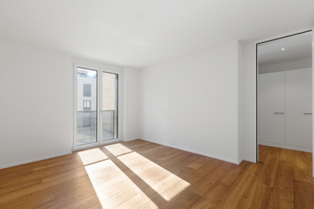 Einziehen und geniessen: Neue 4.5-Zimmer-Wohnung im Ziegelei-Quartier - Helles Zimmer mit bodentiefen Fenstern, das sofort eine behagliche Atmosphäre schafft.