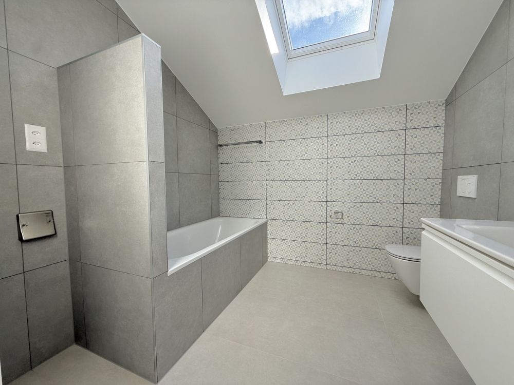 Villa neuve et moderne avec 2,5 pièces indépendant, cadre verdoyant - 1er étage:  salle de bain