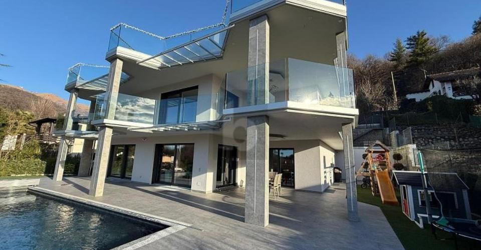 MODERNE ET ÉLÉGANTE AVEC PISCINE ET VUE - Villa 6.5 pièces - image - 1