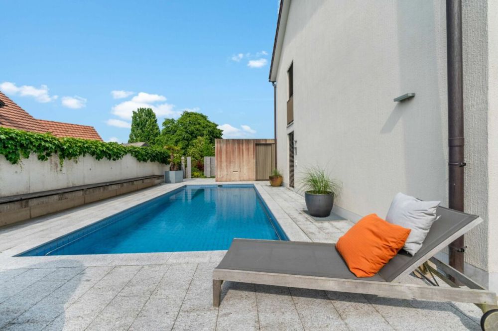 Luxuriöse 6.5-Zimmer-Villa mit herrlichem Garten, Poolanlage und Koi-Teich - Bild 3