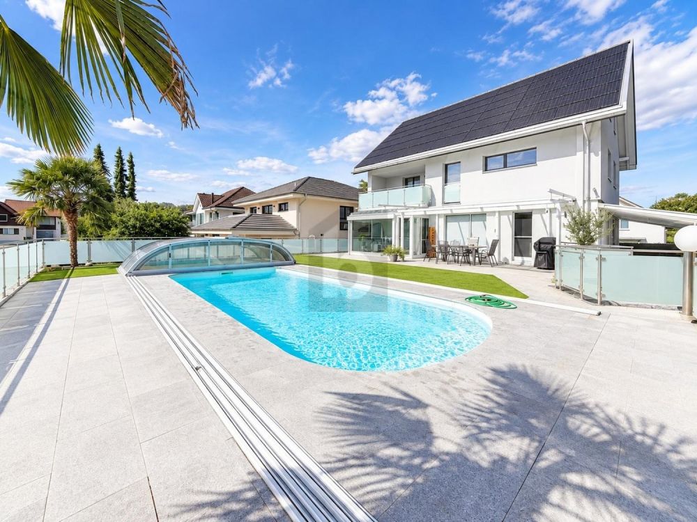 EXKLUSIV MIT POOL & LUXURIÖSEM WELLNESSBAD -  Bild 1