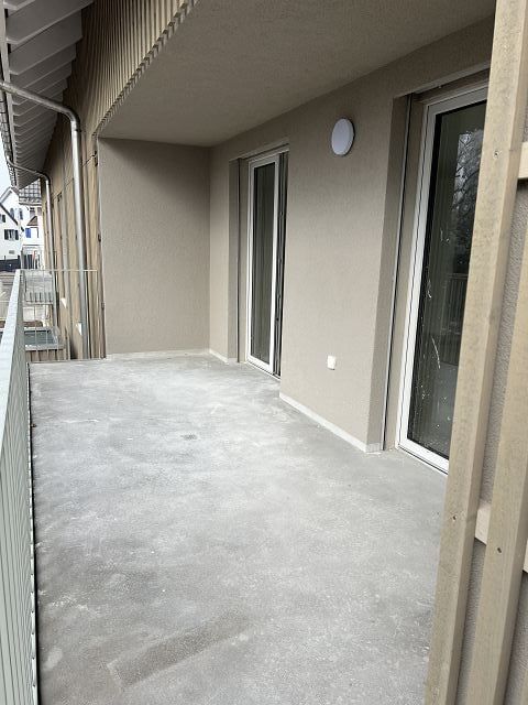 Moderne 4.5-Zimmerwohnung mit zwei grosszügigen Balkonen - Balkon Südseite b. Wohnzimmer