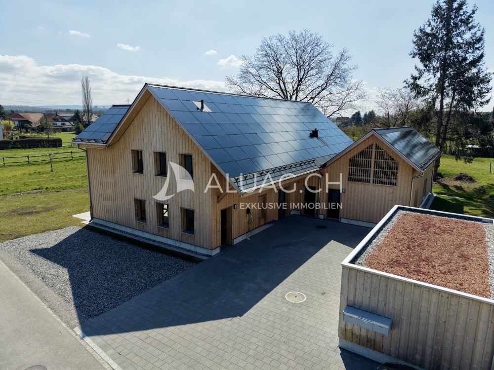 NEUBAU - 3.5 ZIMMER DUPLEX WOHNUNG - Moderne Holzarchitektur mit grosszügiger Zufahrt und integrierter Solaranlage in ruhiger Lage