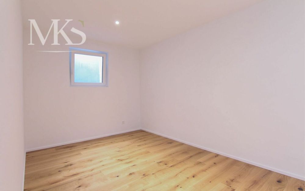 Grossflächige Neubauwohnung an ruhiger und sonniger Lage - Büro / Ankleide