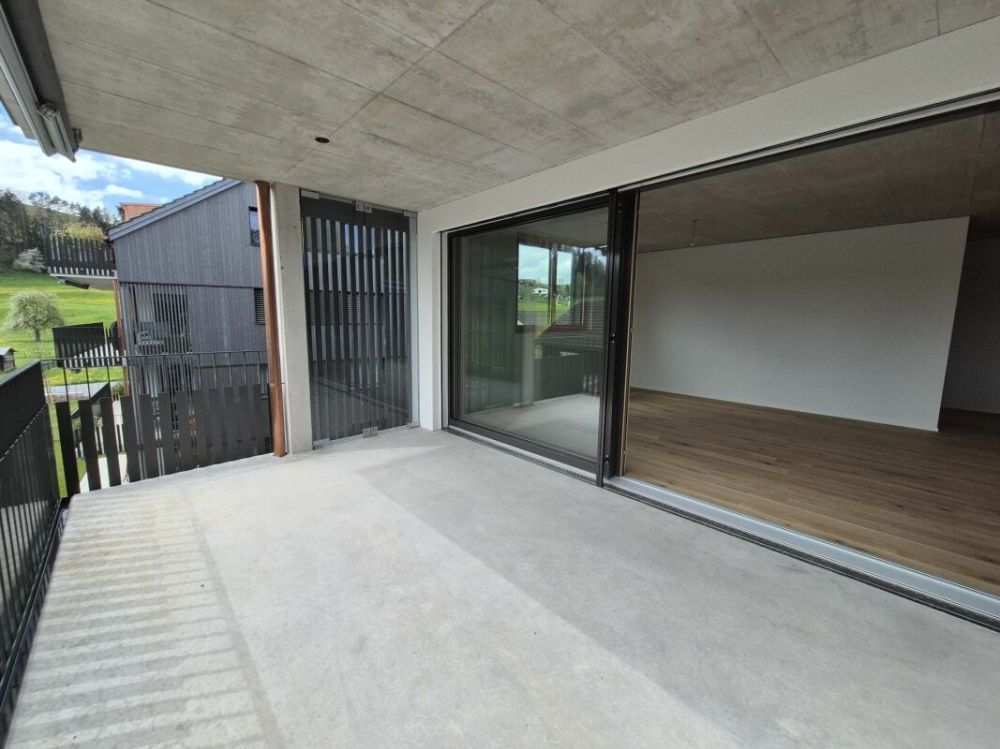 Neue 4.5 Zimmer im 2. Obergeschoss mit grossem Balkon - Balkon