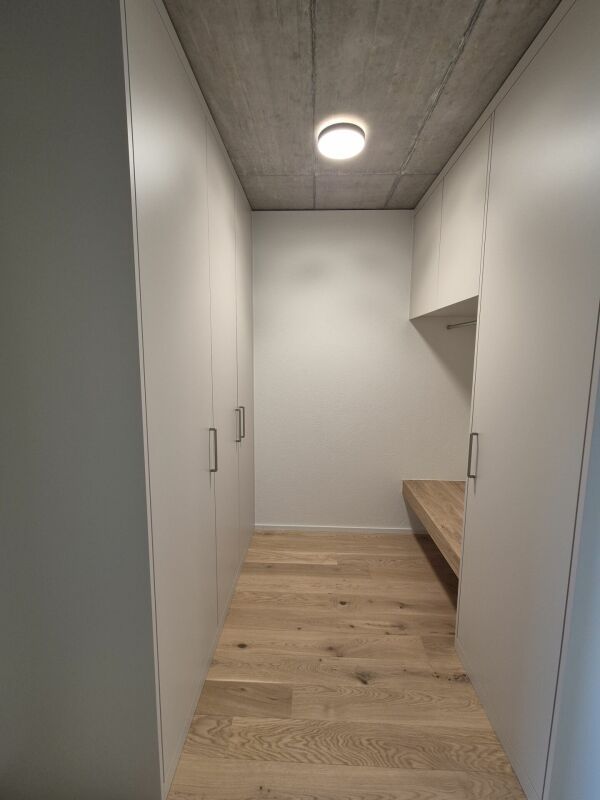 Erstbezug 4.5 Zimmer im 2. Obergeschoss mit grossem Balkon - Garderobe