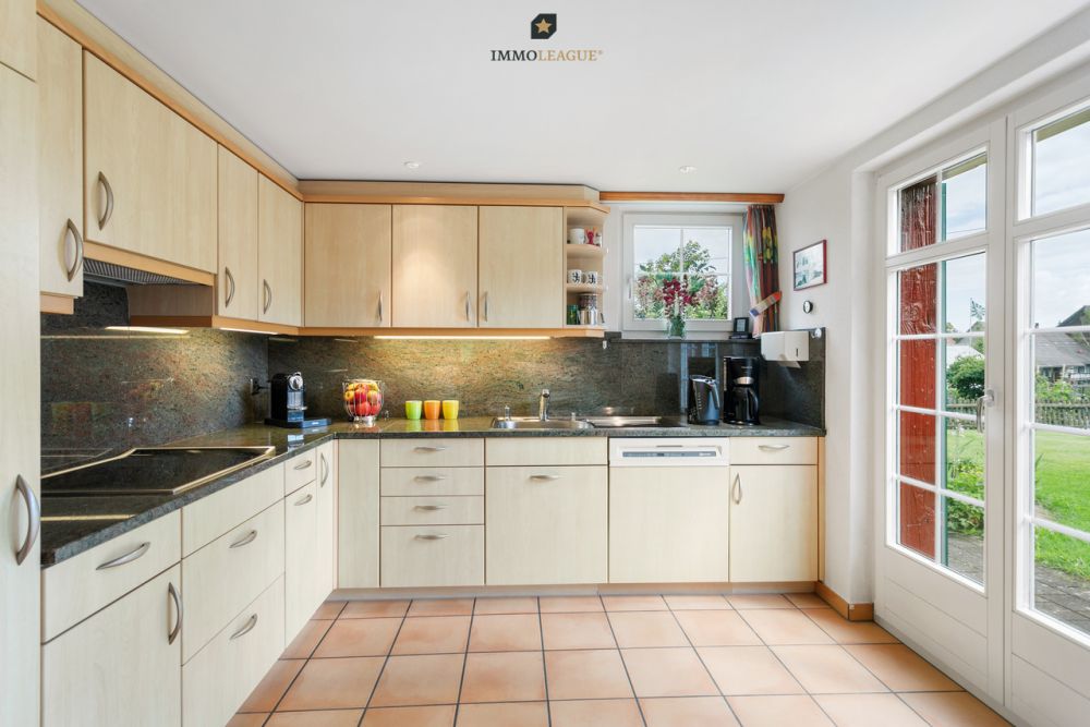 Riegelhaus im Kemmental - Ihr Rückzugsort für Ruhe und Erholung - Die helle und zeitlos moderne Küche bietet viel Platz und einen direkten Zugang zur traumhaften Terrasse.