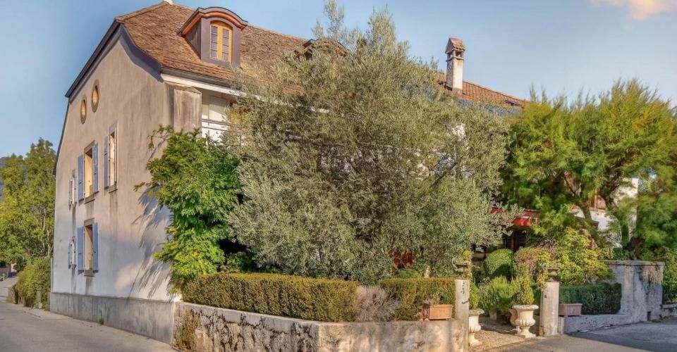 Maison de village rénovée avec vue sur la montagne et le lac, Givrins - Maison 8 pièces - image - 2
