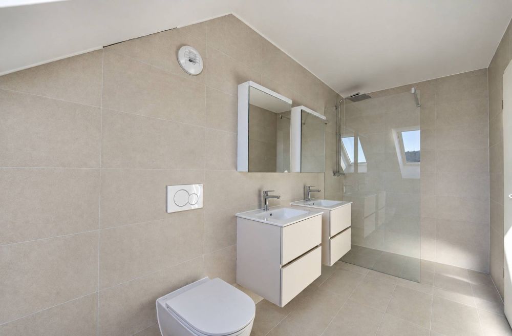 Élégant duplex neuf avec vue sur le clocher - Salle de douche en suite avec WC