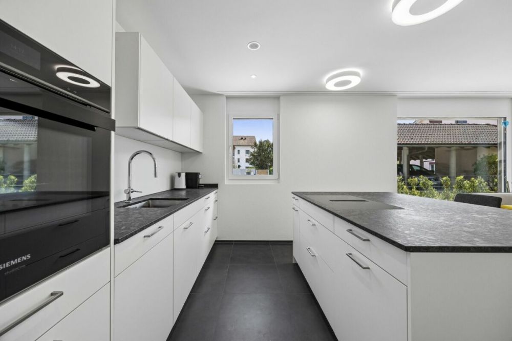 Neuwertige 2.5-Zimmer-Gartenwohnung mit viel Tageslicht - Moderne Küche mit Kochinsel