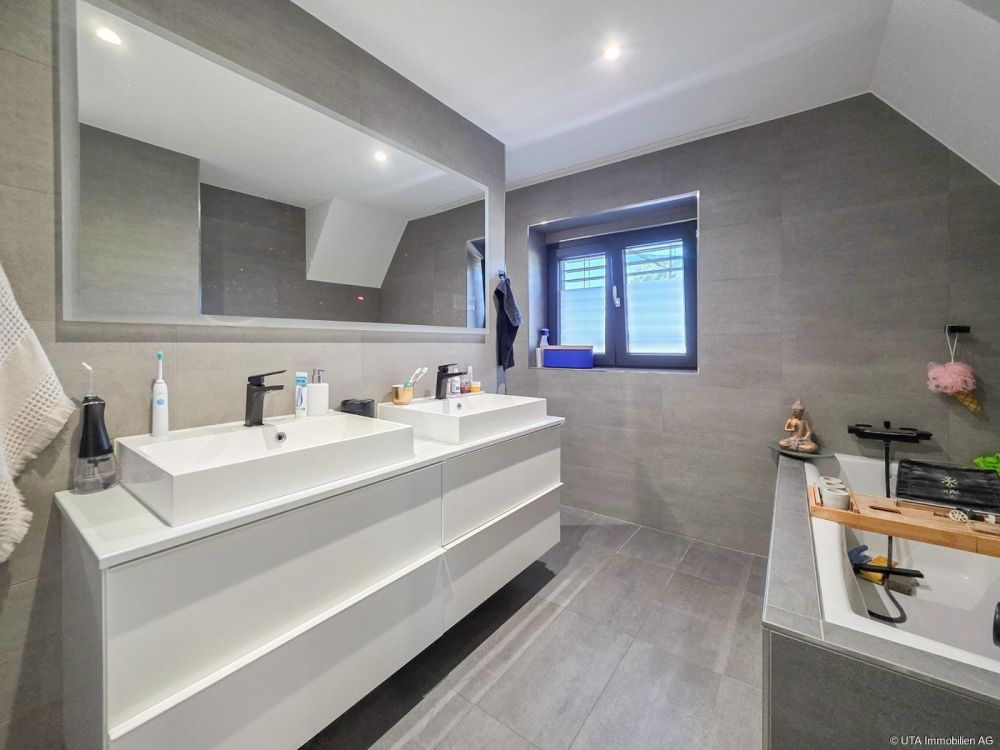 Exklusive Wohnqualität an ruhiger Lage mit grossem Garten - OG Badezimmer