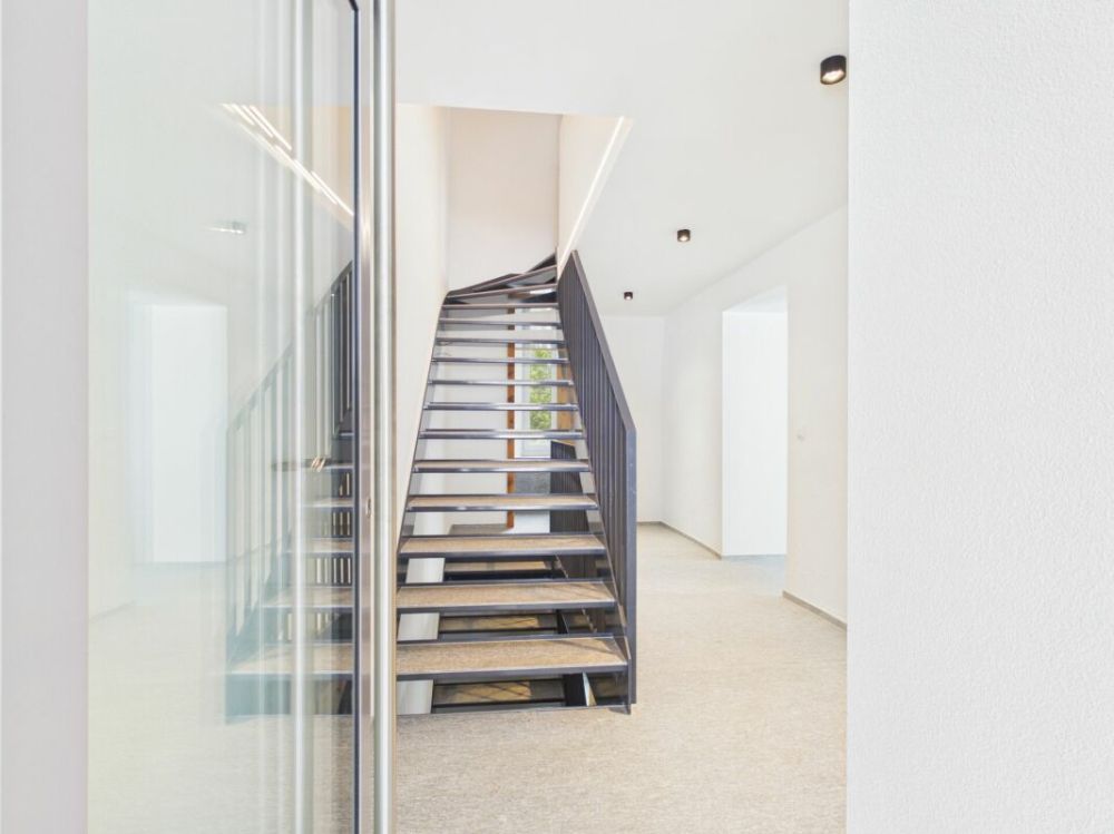 Exklusives Zweihaus-Anwesen mit vier Garagenplätzen und historischem Gewölbekeller -  Bild 7