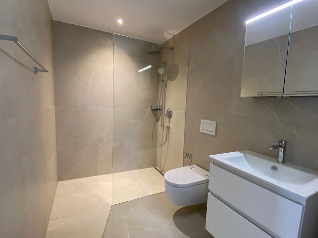 Charmante 4.5-Zimmerwohnung mit leichten Dachschrägen - Badezimmer