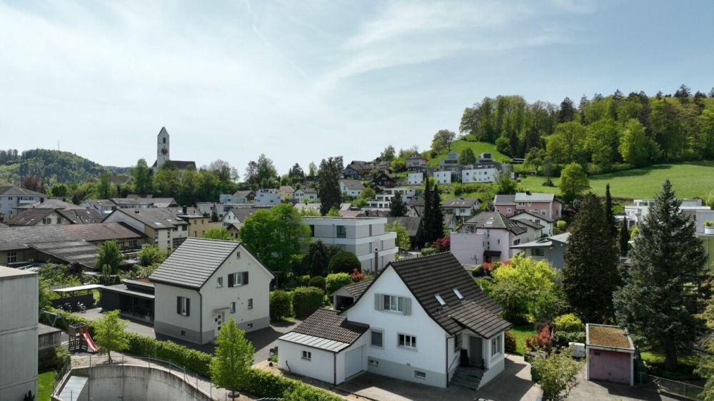 Attikawohnung mit grosser Terrasse und schöner Weitsicht - Drohnenaufnahme