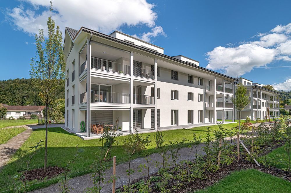 Grosszügige Neubau-Dachwohnung mit Weitblick und Natur - Aussenansicht | Stand 17.09.2025
