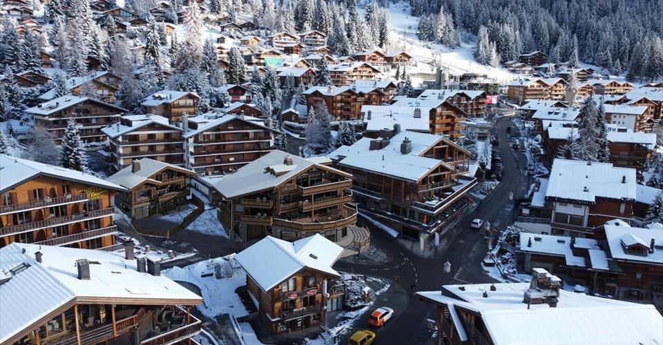 RARE OPPORTUNITY PRESTIGIOUS CENTRAL LUXURY CHALET - Maison 6 pièces - image - 2