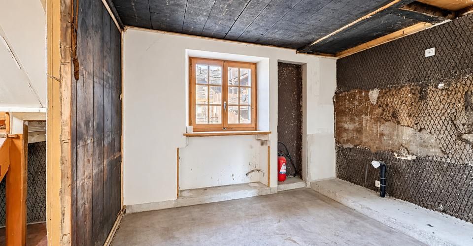 Chalet à rénover – L'âme d'une grange alpine à Sarreyer - Maison jumelée 4.5 pièces - image - 8