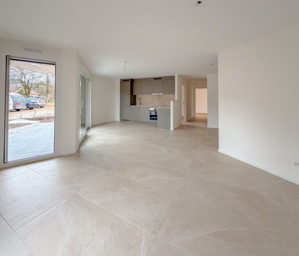 Appt PPE neuf de 3.5 pces, terrasse et jardin Campagne Pernod, lot B2 - Espace salon/séjour avec portes-fenêtres donnant accès à la terrasse et au jardin privatif