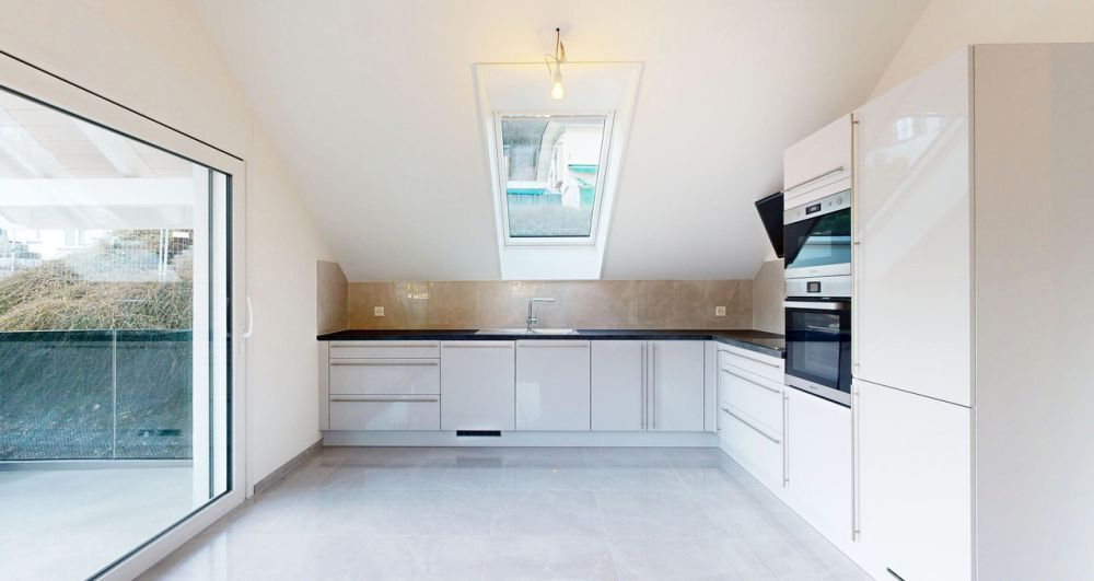 Moderne 4.5-Zimmer-Eigentumswohnung mit Balkon - Küche / Essen