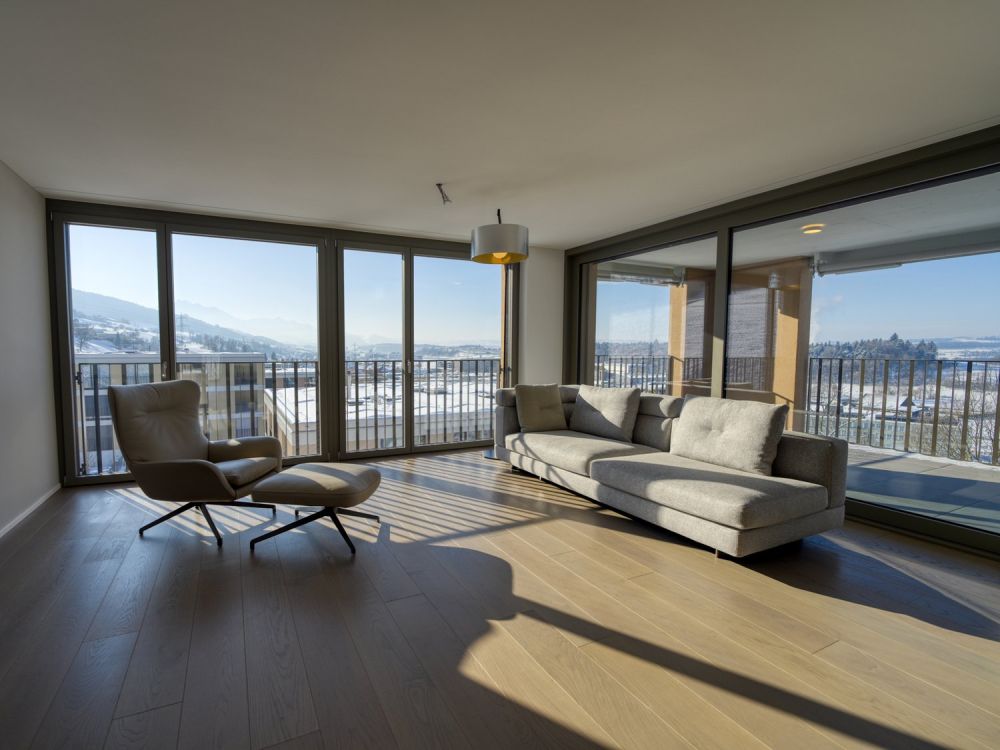 Gehobene 4.5-Zimmer Attikawohnung mit beeindruckender Fernsicht - Wohn- und Essbereich mit Blick über die Dächer