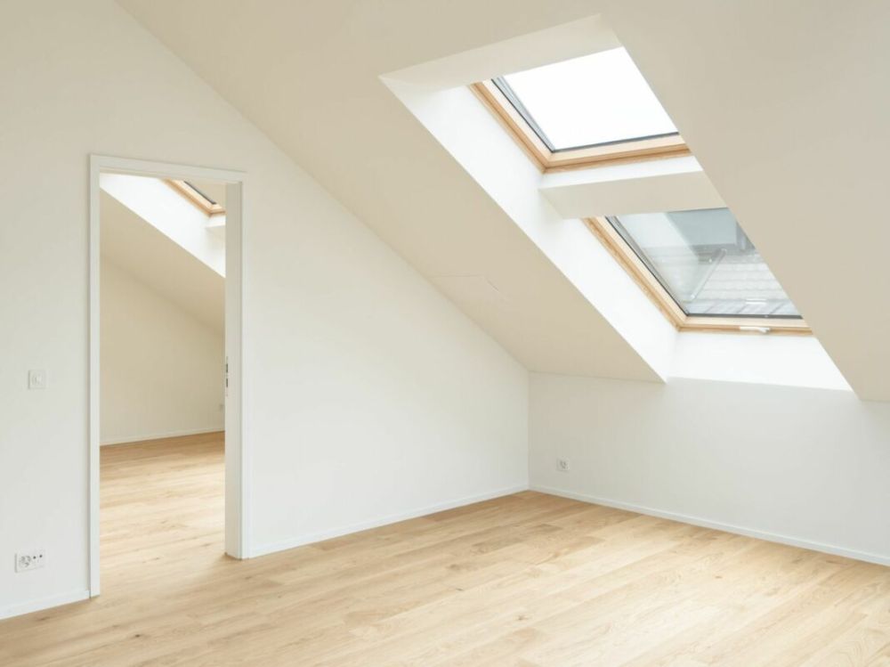 Grosszügige 3½-Zimmer-Dachwohnung mit Galerie und Balkon - Bereich neben dem Balkon, perfekt für ein Essplatzzimmer