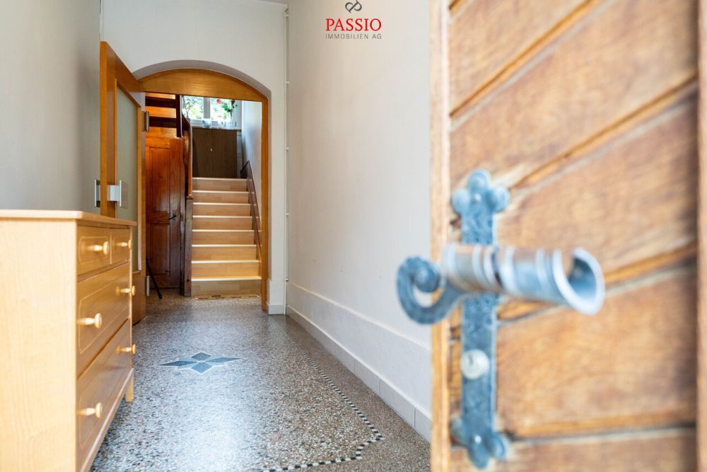 Vielseitiges 11,5-Zimmer Haus mit Nebengebäude und Ausbaupotenzial - Bild 3