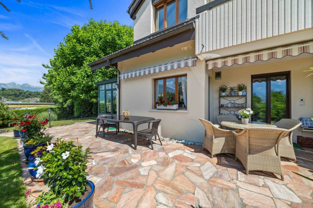 Prächtige Semi-Detaché-Villa mit großem landschaftlich gestaltetem Garten. Liebe auf den ersten Blick! -  Bild 1