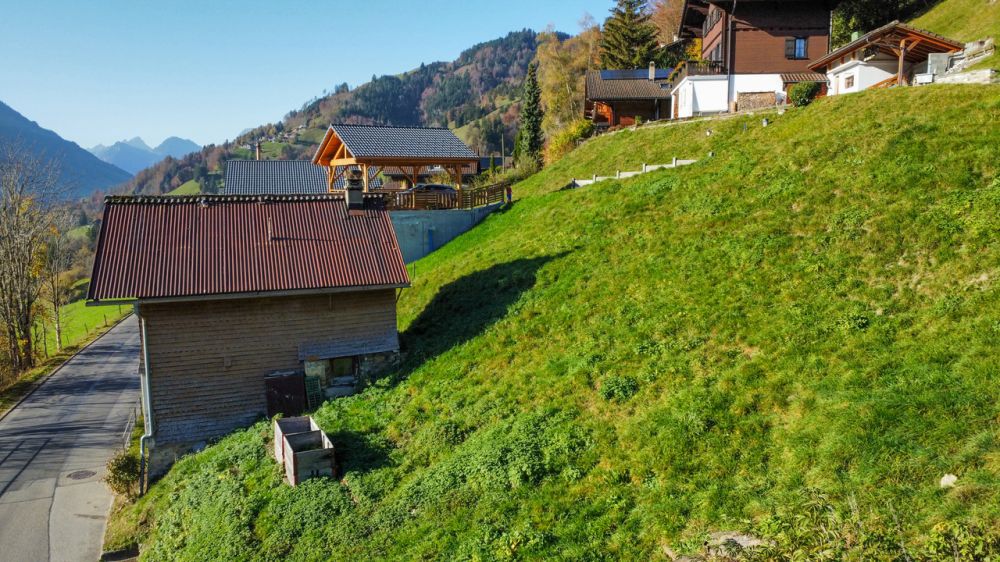 CERNIAT - Terrain de 600m2 avec permis de construire en force ! - Vue latérale