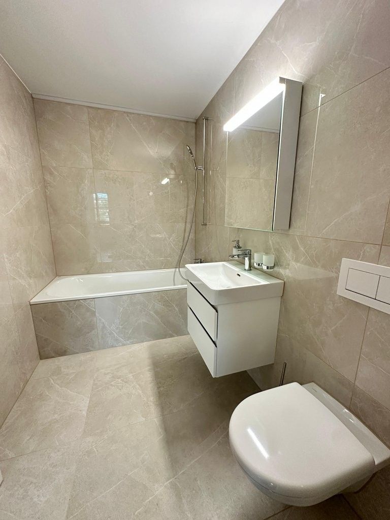 Erstbezug 3.5 Zimmerwohnung in Wetzikon - Badezimmer mit Badewanne