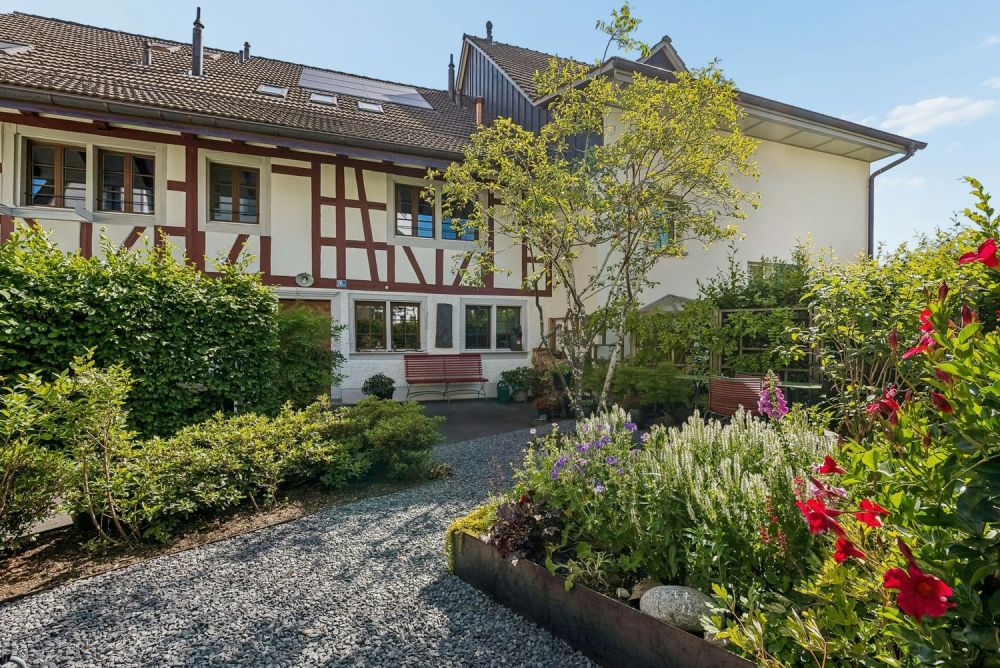 Neuwertiges 5-Zimmer-Mittel-Flarzhaus mit Gartensitzplatz - Hausansicht, Gartensitzplatz