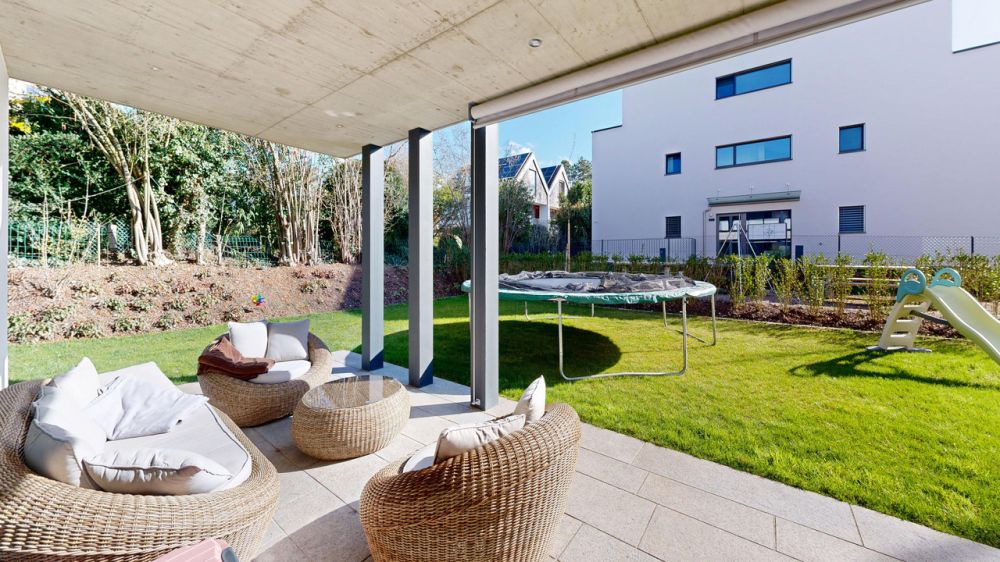 Moderne 4.5-Zimmer-Gartenwohnung mit Einstellhallenplatz - Sitzplatz / Garten