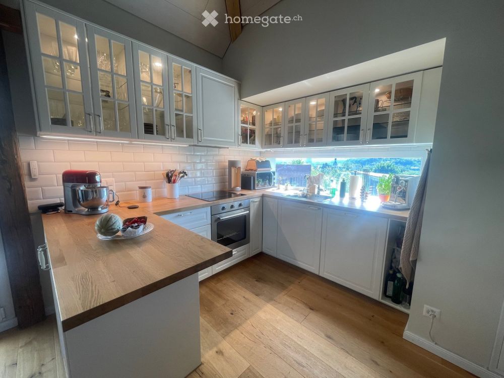 Exklusiver 3.5-Zimmer-Eckhausteil über drei Etagen mit Galerie, Garten und Terrasse, inkl. Garage -  Bild 2