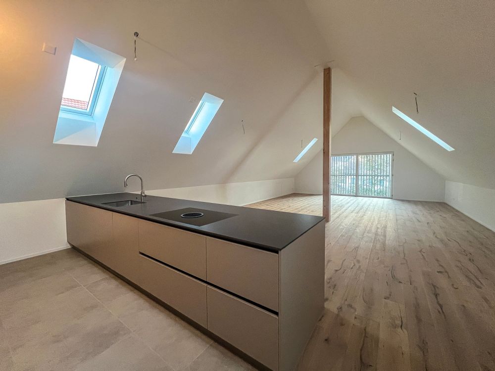 Mit dem Lift direkt in die Wohnung - grosszügige Dach-Maisonette vor den Toren Zürichs -  Bild 3