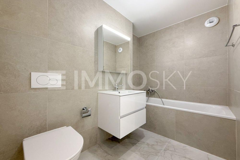 3.5 pièces neuf avec combles d'env. 69 m² et grand balcon (Lot B5-8.1) - Salle de bains moderne avec baignoire